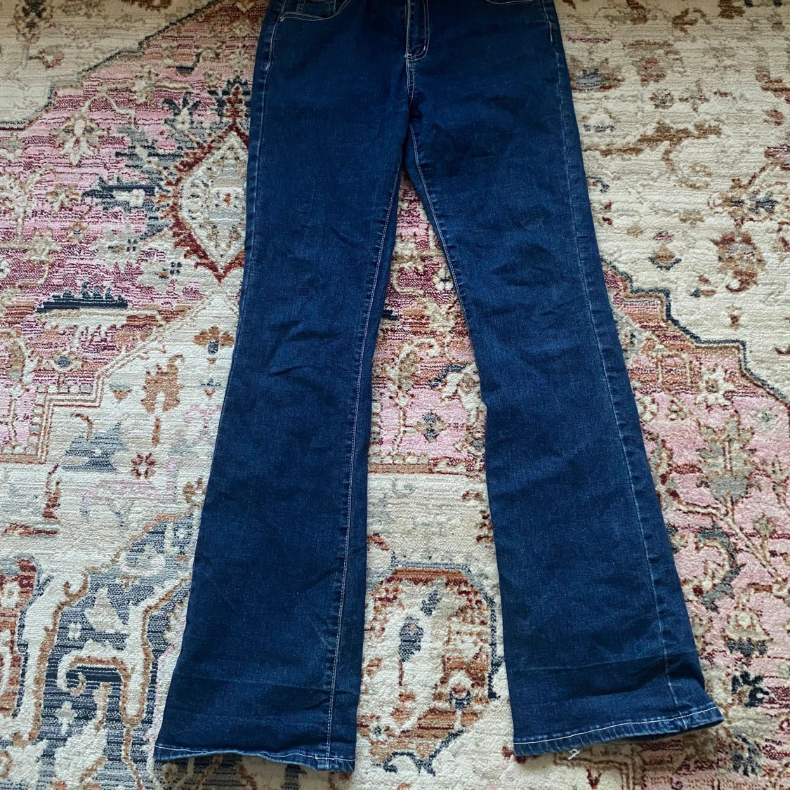 Low bootcut jeans med knappar på backfickan  - 91