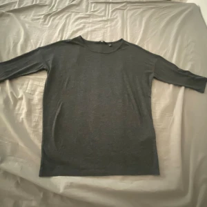 Oversize tröja! - en väldigt fin tröja ifrån Vero Moda, jag säljer den eftersom jag inte har använt den något.. så den är i nyskick! :) Den är i storlek S. NYPRIS 210kr! SÄLJS FÖR 100kr.