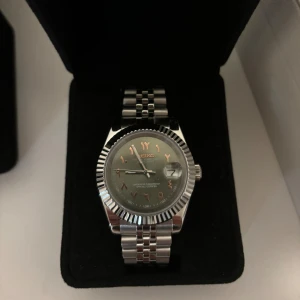 Seiko Mod - Hej! Säljer nu en riktigt fin klocka inför hösten! Seiko mod tillverkad med seikos egna urverk NH35, alltså rejäla grejer😄  Följer med Klocklåda för att kunna förvara eller ”displaya” snyggt.