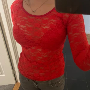 Röd spetsblus - Säljer en snygg röd spetstopp! 🫶