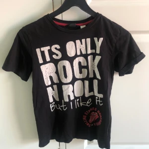 rolling stones tröja/tshirt - cool rolling stones tröja !! den är i bra skick men har ett litet hål på feamsidan som knappast syns (sista bild). storlek 158/164 är som xs/s😋 tvättas innan den skickas!❤️