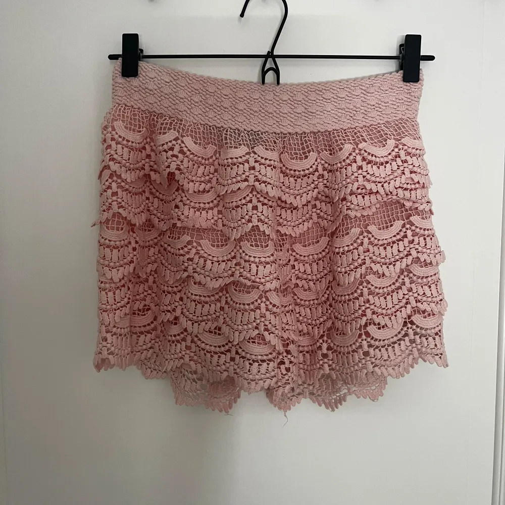 Säljer dessa superfina och trendiga shortsen💕 Storlek L men passar S-M. Shorts.