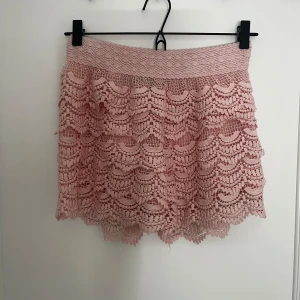 Spets shorts - Säljer dessa superfina och trendiga shortsen💕 Storlek L men passar S-M