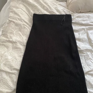 Stickad kjol  - Aldrig använd 