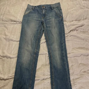 Blåa crocker jeans  - Blåa crocker middle waist jeans i storlek barn 160 ifrån usa, (midjemått 35 cm, innerbens längd 77 cm) i bra skick med snygga fickor men är osäker på vad storleken är i XXS-L