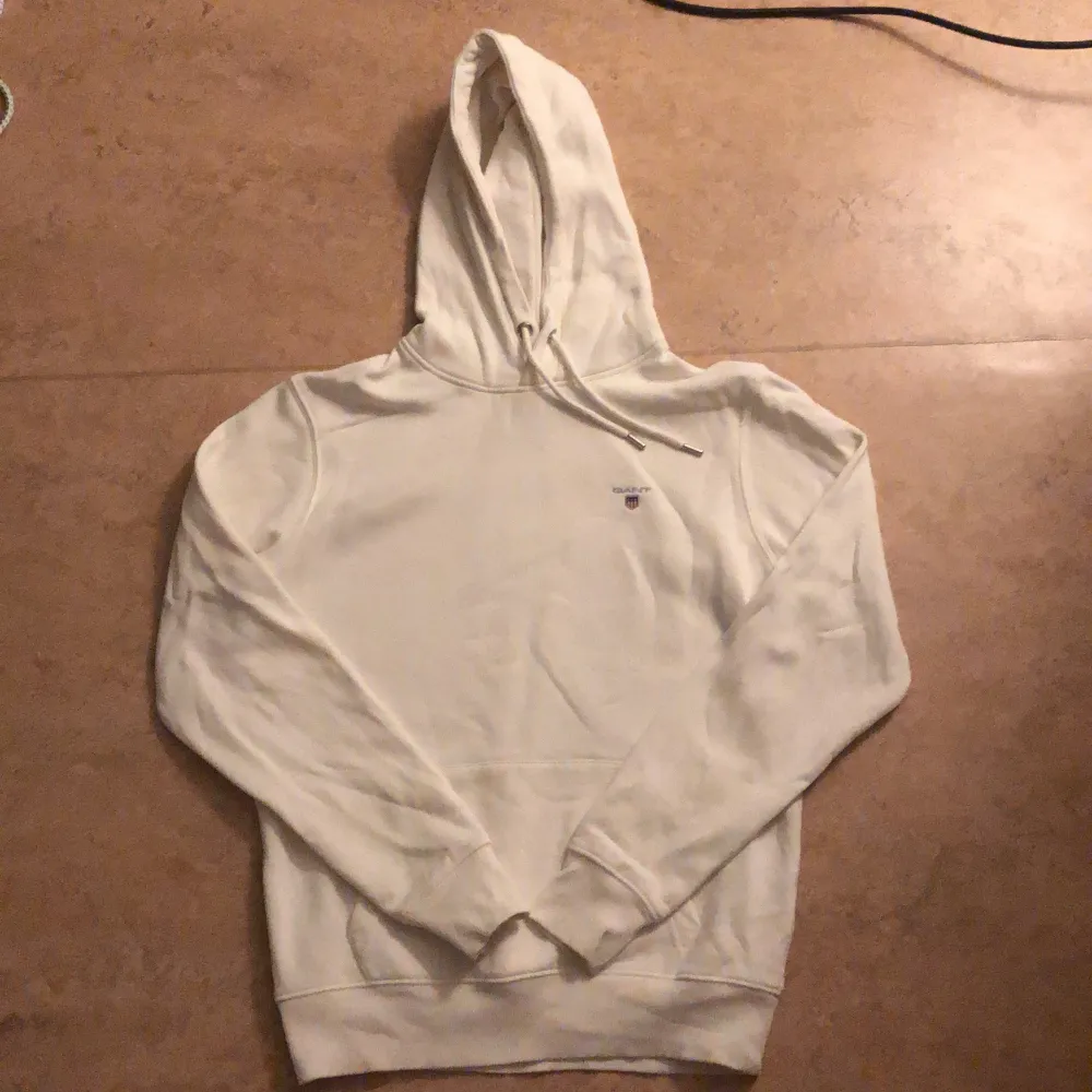 Säljer Nu min Gant hoodie som var använd ett par gånger för att den har blivit för liten. Frågor komm pv!. Hoodies.