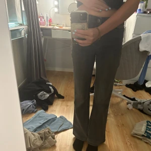 Jens  -  Bra skick, gråa med utsugning på storlek 152