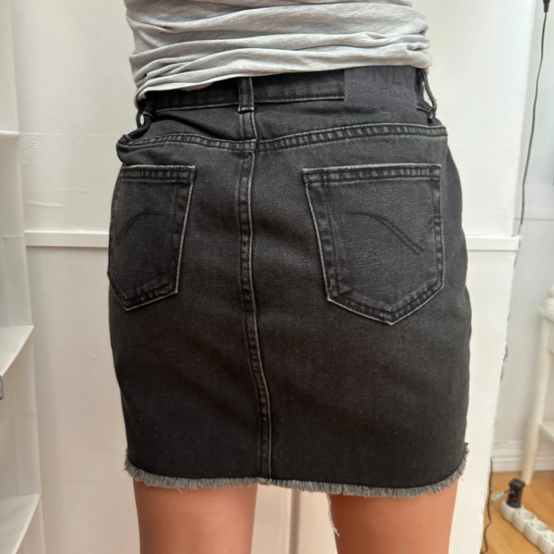 Svart jeanskjol med rå kant - 90