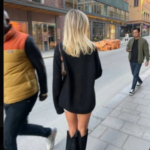 stickad tröja oversized  - säljer den mest perfekta oversized tröjan från COS, har en likadan och är tvungen att göra mig av med denna :(  60% wool 40% alpaca