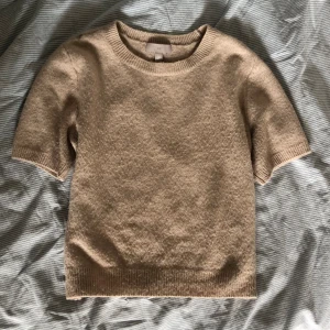 Stickad t-shirt - Jättesöt stickad tshirt från hm, inga defekter 💞