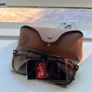 Ray-ban boyfriend - Hejsan säljer ett par helt nya rayban boyfriends. Då dom inte passade mig och det strulade med returen får jag sälja dom här istället 