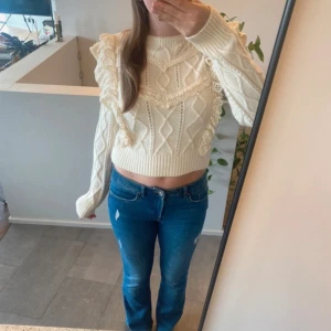 Vit Stickad Tröja  - Super fin vit stickad tröja från Mango i storlek S🤍