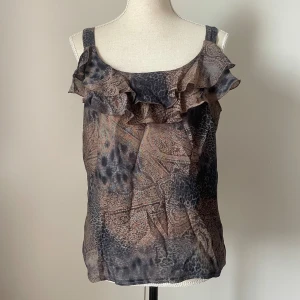 Mönstrad blus - Supersöt mönstrad blus med volang upptill! Knappt använd, väldigt bra skick :) Storlek 40, men passar mig som vanligtvis bär xs/s 🤎