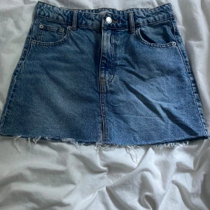 Jeanskjol - Fin jeanskjol i storlek 158! Säljer då den är för liten. Väldigt bra skick, andvämd få gånger.