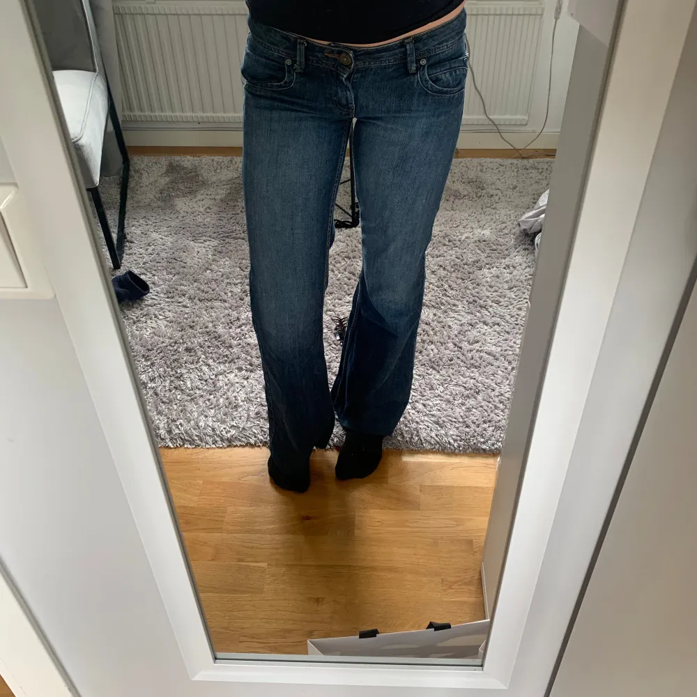 Superfina marinblåa, lågmidjade bootcut jeans i nytt skick. Säljer på grund av att de var för små. Köparen står för frakt💕💕. Jeans & Byxor.