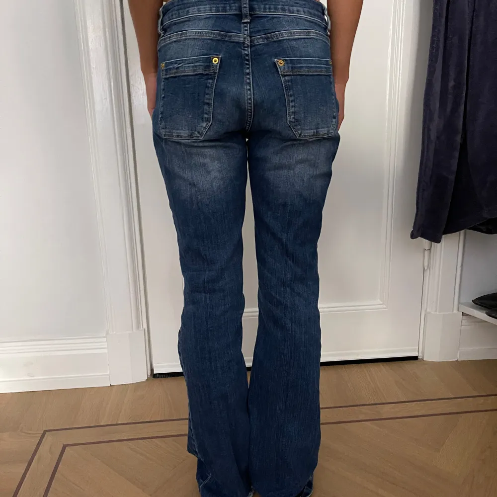 Mörkblå jeans från märket Line of Oslo i storlek L. Brukar vanligtvis ha 36-38 och de passar mig. Ganska stretchigt material.  Midjemått: 76 cm Innerbenslängd : 80 cm. Jeans & Byxor.