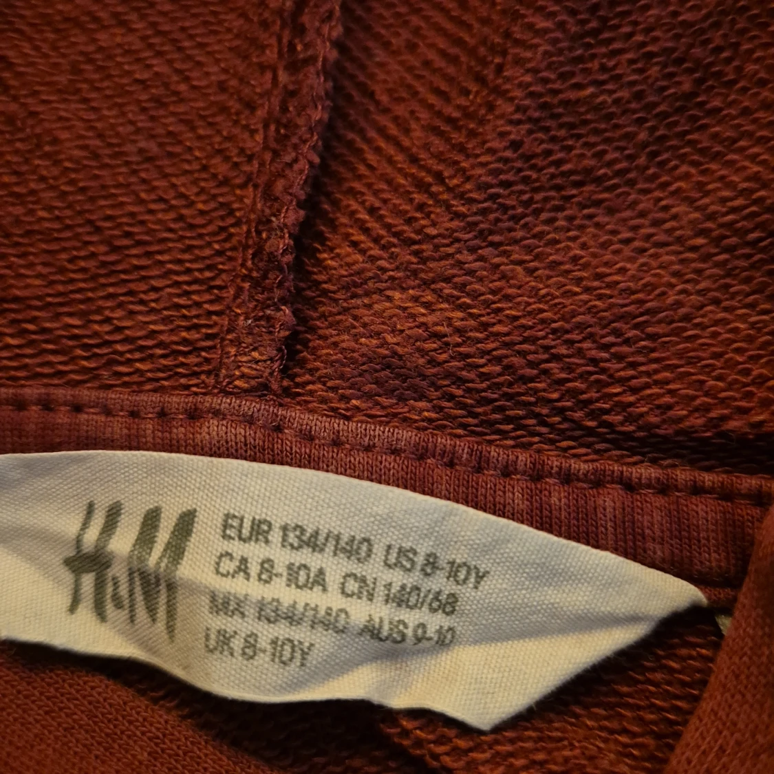 Vinröd hoodie från H&M med Hogwarts-tryck - 91