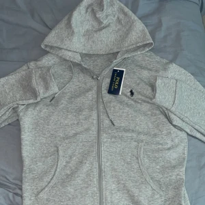 Polo kofta grå* - Bra skick aldrig användt Jätte skön tröja me bra material.