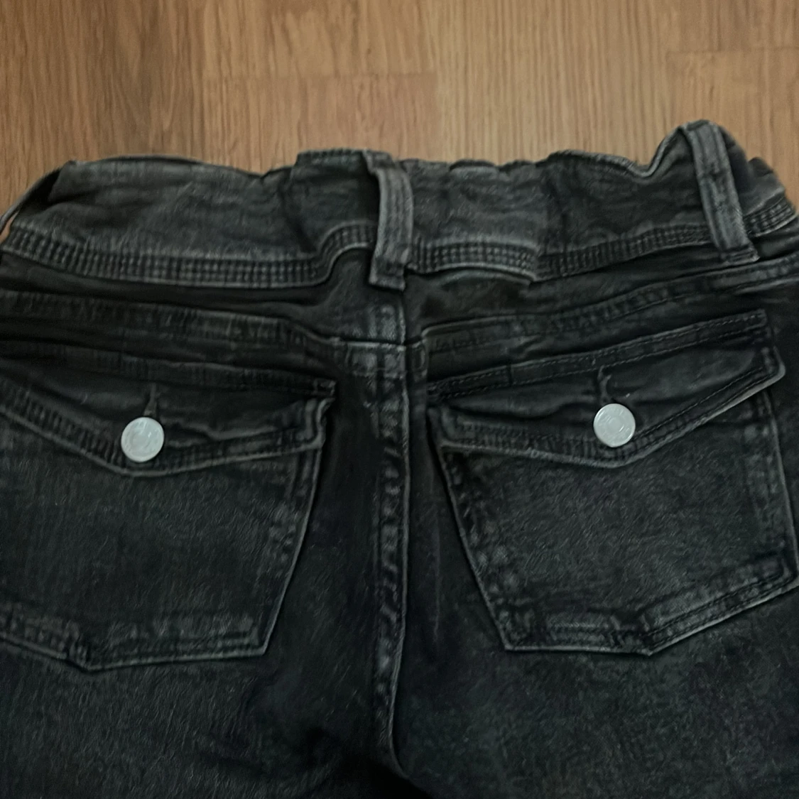 Svarta bootcut jeans från Gina Tricot - 93
