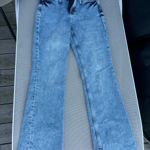 Bootcut low waist jeans! - Jag säljer ett par bootcut low waist jeans ifrån hm! Bra skick, har sytt upp dom, jag är 165cm och är bra längd för mig efter uppsyning. Kostade 200 och nu säljer jag dom för 100kr. Köparen står för frakten och pris kan självklart diskuteras💗