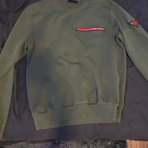 Prada  - Bra stick, Använd få gånger.  Säljs pågrund inte min stil längre