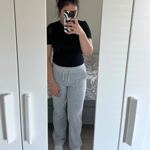 Juciy byxor  - Säljer mina juciy pga att dom bara ligger och samlar damm, väldigt lite slitning vid hälen skickar bild om intresse finns. Köpta för 1200kr för ett år sen ungefär. Hör av er om frågor🥰