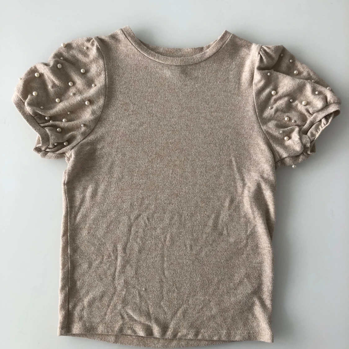 Beige tröja med pärldetaljer - 90