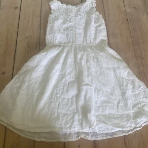 Vit klänning ifrån HM för 10-11 åringar - En vit klänning ifrån HM för 49kr, den är för 10-11 åringar i storlek 146, den är i bra skick, men har en liten ljusblå fläck baktill!!