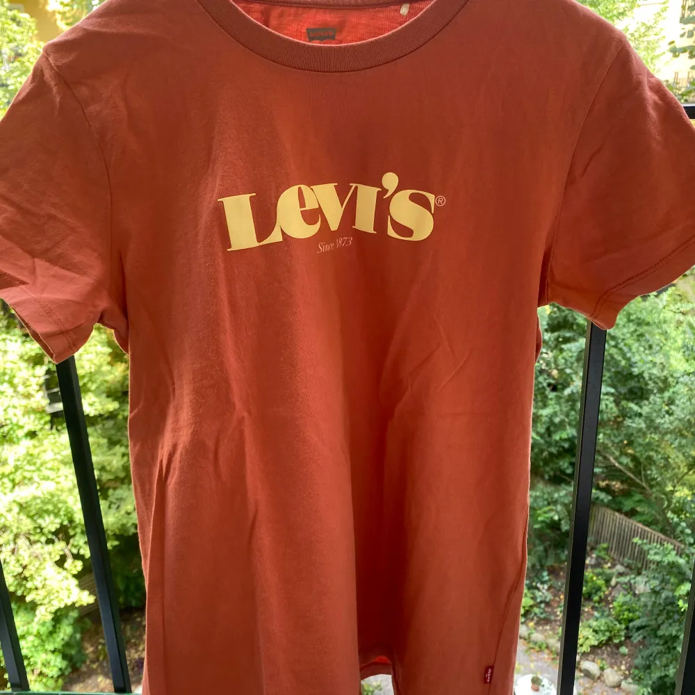 Säljer en snygg röd t-shirt från Levi's i storlek S. Inte använt många gånger💛. T-shirts.