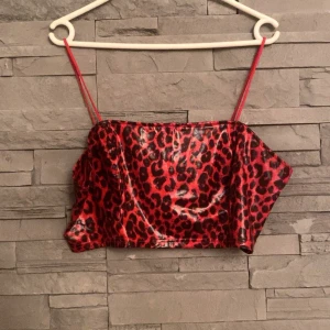 Leopard topp - Leopard topp helt oanvänd pga för stor för mig. Står XXL i toppen men skulle uppskatta den mer som en L/XL. Stretchigt material.