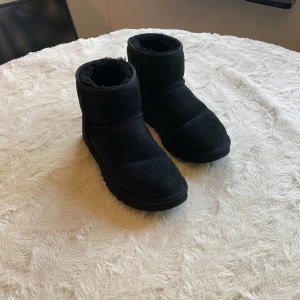 Ugg skor - Använt denna vintern som var, men endast som tex promenader och i skolan. Dessa är i bra skick och perfekt nu till hösten och vintern.