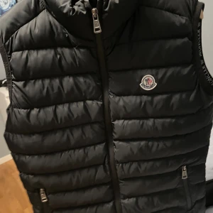 Moncler väst - En fin moncler väst som är Storlek S. Den är andvänd några gånger. Hör av er om minsta fråga👍😁