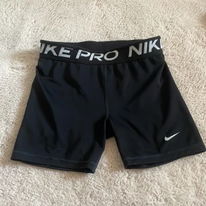 Tränings shorts storlek: Xs/S - Tränings shorts. Bekväma. Använda men är fortfarande bra skick.