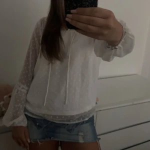 fin långärmad blus  - bra skick, säljer på grund utav att den aldrig kommer till användning. andvänd max 3-4 gånger. pris kan diskuteras!