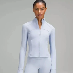 Lululemon jacka  - Säljer min lululemon jacka i mycket fint skick.säljer den pga av att jag vill ha en annan färg. Storlek 4 men skulle säga 6. Den är lite större i armarna💕💕Priset går att diskutera