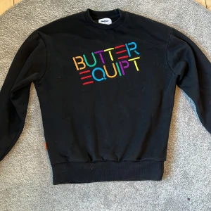 Butter equipt sweatshirt - Riktigt skön sweatshirt i superbra skick, inte använd mycket och är i storlek small. Hör gärna av er vid frågor.