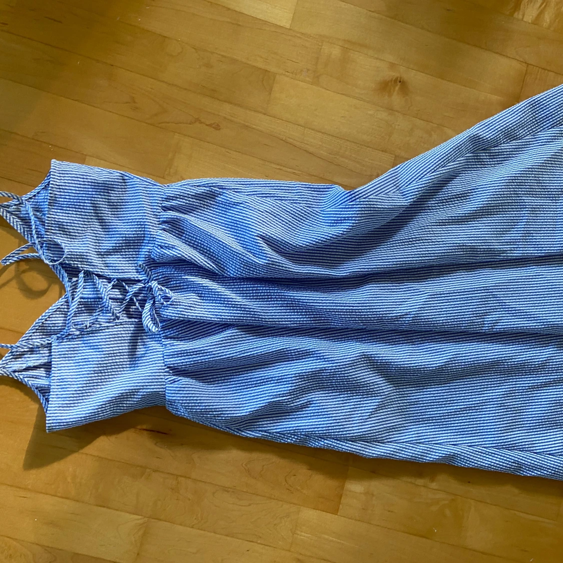 En vit o blårandig klänning  - 90