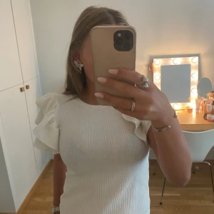Volang topp från Zara - Jätte fin ribbad volang topp från Zara. Använd ett fåtal gånger och säljer pågrund av att jag har växt ur den. Storlek M💕