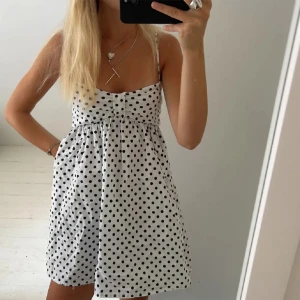 prickig klänning  - säljer denna så snygga prickiga klänning från zara. Den är slutsåld och väldigt populär🥰🥰