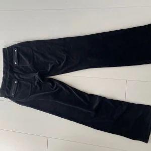 Jucicy byxor svarta storlek 12/13 - Hej,jag säljer mina svarta juicy byxor i storlek 12/13 år som jag köpte för cirka ett årsen men dom är inte super använda som man kan se tvättas såklart innan dom skickas💕köpte dom för  900kr