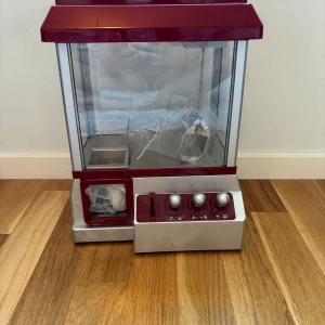 Godis maskin - Jättefin godismaskin!! Riktigt bra skick pga att den aldrig har använts💓låtsas pengarna till kommer med i paketet🩷 maskinen går på batteri🩷 pris kan diskuteras💕