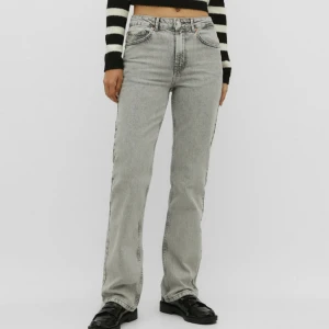 grå jeans - grå jeans från stradivarius. väldigt lite använda, däremot en liten fläck på ena bakfickan (se sista bilden). storlek 38 och jag är 167❤️skriv vid funderingar 