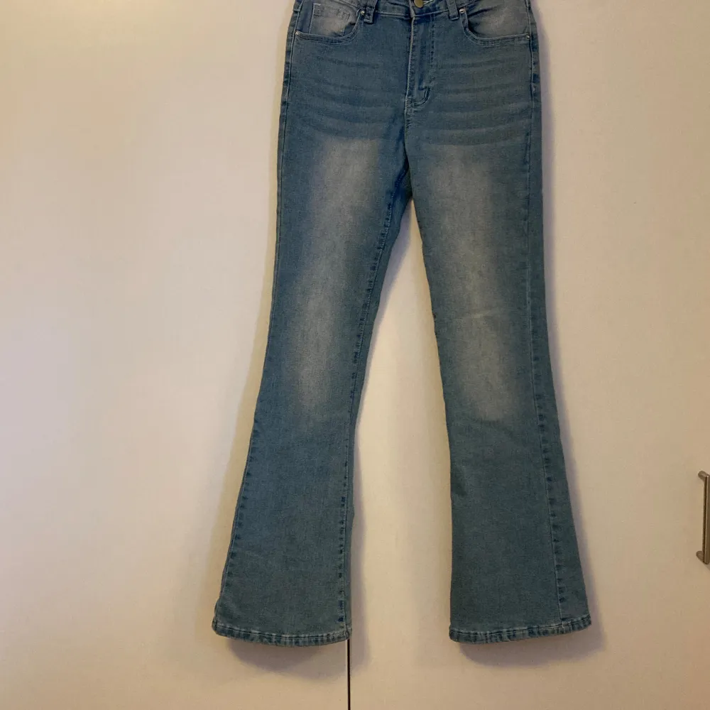 Säljer ett par snygga blå bootcut jeans från Shein i storlek S (EU 36). Jeansen har en hög midja och är dekorerade med snygga detaljer på fickorna. De är även väldigt bekväma och i nyskick. Priset kan diskuteras och kom gärna privat för fler bilder❤️❤️. Jeans & Byxor.