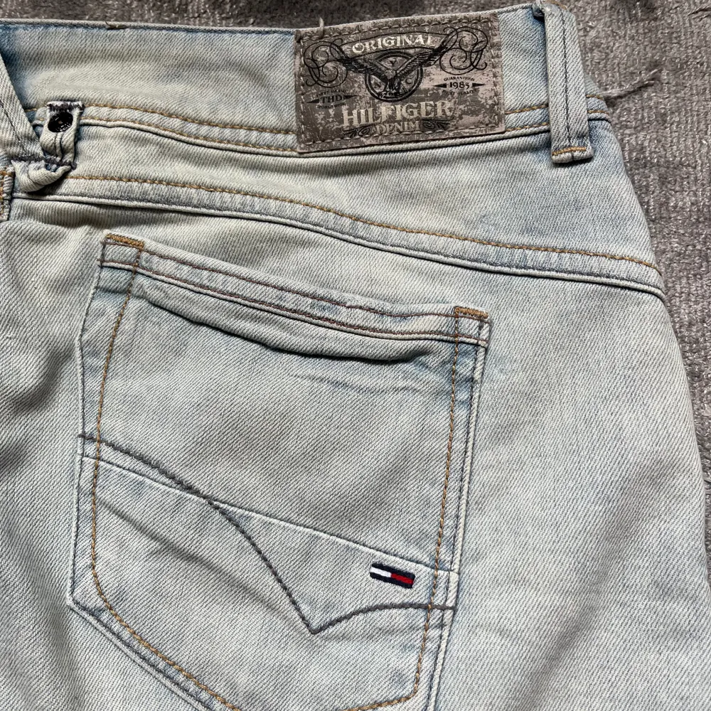 Jättefin vintage jeanskjol från tommy hilfiger. Säljer då den är för stor i midjan men väldigt bra skick💗💗 (inga defekter). Skriv för fler bilder!. Kjolar.