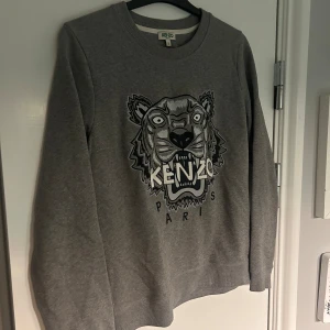 Kenzo tröja  - Grå jättesnygg Kenzo tröja🔥 Storlek- S Använd fåtal gånger  Nyskick Pris kan diskuteras 
