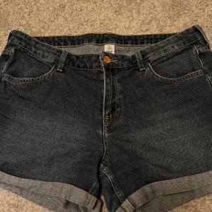 Billiga jeans shorts - Bra skick. Storlek 42  men passar även M