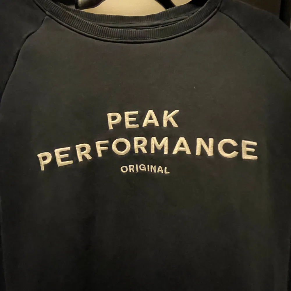 Säljer en svart tröja från Peak Performance i storlek L. säljer då jag inte använder den och vill köpa nya kläder. använd sirka 1/3 gånger bara sen har de bara legat i garderoben. vid funderingar och frågor så är det bara att höra av sig svarar på allt. . Neuletakit & Villapaidat.