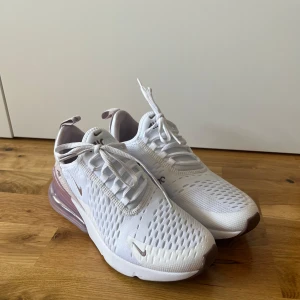 Nike sneakers.  - Nike sneakers i storlek 38,5. Endast använda en gång ute. Helt nya. Hör av er vid frågor😊