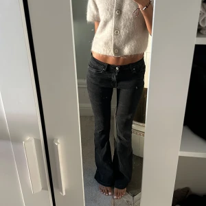 Svarta bootcutjeans mango - Helt perfekta svarta bootcut jeans från mango! Storlek 36, lågmidjade och lååånga! Är 175 cm och det går ner i marken på mig, går även att klippa av. 