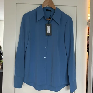 Blus  - Helt ny blus från MQ, märket Stockholm. Storlek 34.